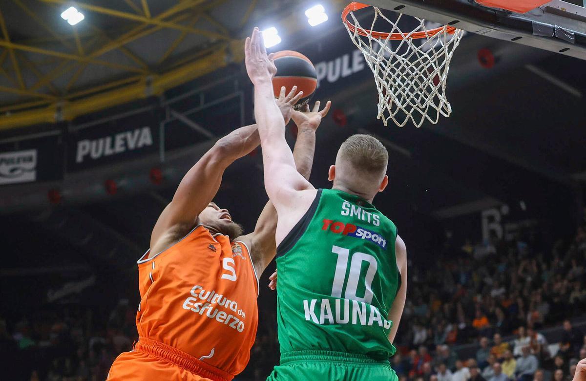 Rolands Smits, defendiendo a Justin Anderson en el Valencia Basket - Zalgiris Kaunas de esta temporada