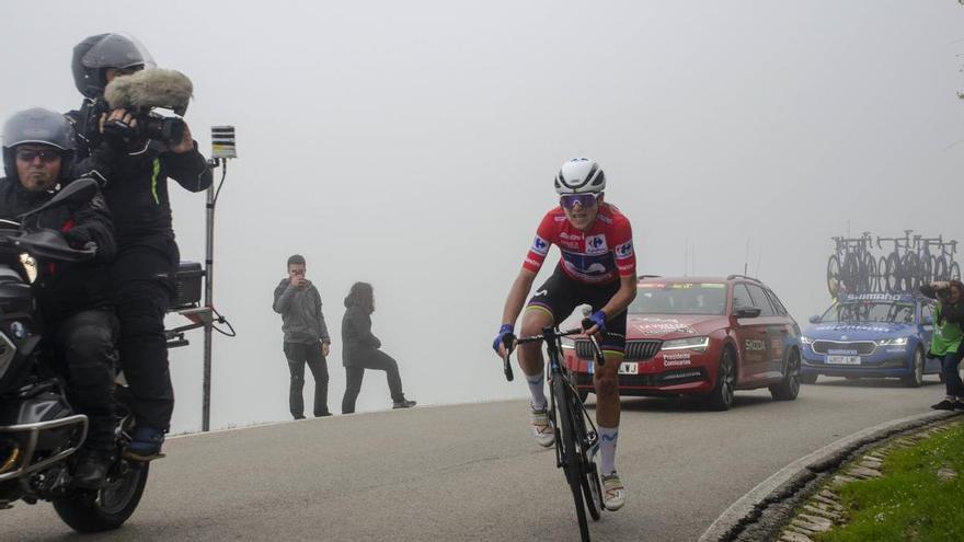 Vuleta Femenina: la ciclista holandesa Van Vleuten sale viva de los Lagos de Covadonga en un gran día para los aficionados