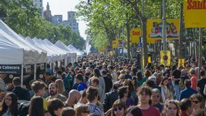 Archivo - Numerosas personas en los puestos de libros durante la Diada de Sant Jordi 2023.