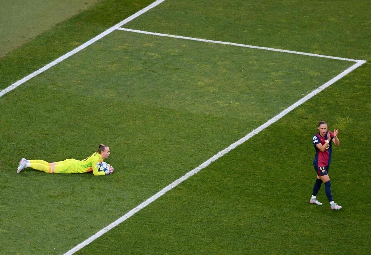 Ewa Pajor se lamenta mientras la austriaca Daphne van Domselaar, la portera del Arsenal, retiene el balón.
