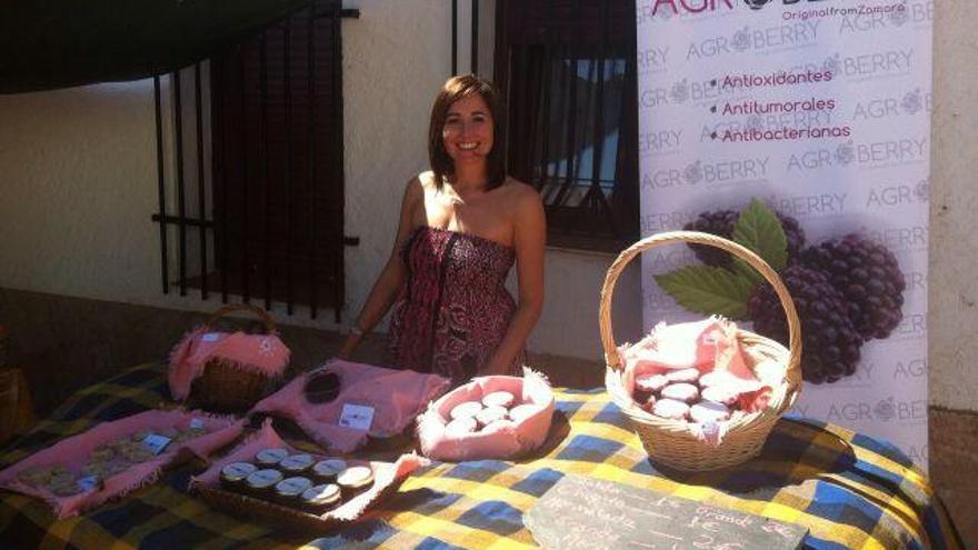 Nuria Álvarez con sus productos en un mercado en Almendra