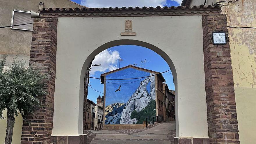 En Tabuenca el mural queda enmarcado por el arco de la plaza. 