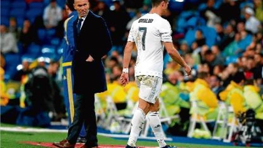 Zidane, sorprès, observa com Ronaldo se&#039;n va cap als vestidors amb rostre contrariat en el temps afegit.