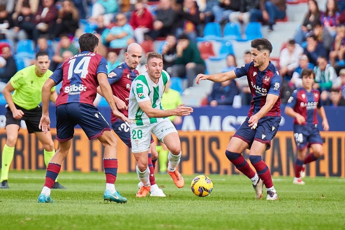 Lance del encuentro entre el Córdoba CF y el Levante de la primera vuelta, en el Ciudad de Valencia.