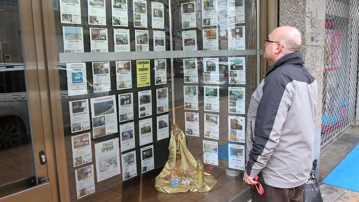 Un hombre consulta precios de casas en una inmobiliaria.