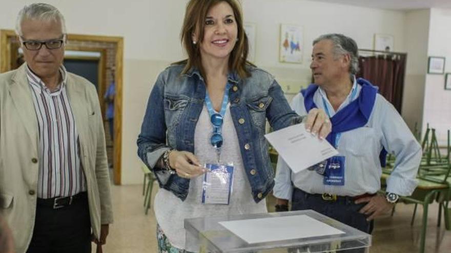 Mercedes Alonso, votando ayer en el colegio Miguel de Unamuno, flanqueada por su marido, José Antonio Peral, y su jefe de Gabinete, Jose Salas.
