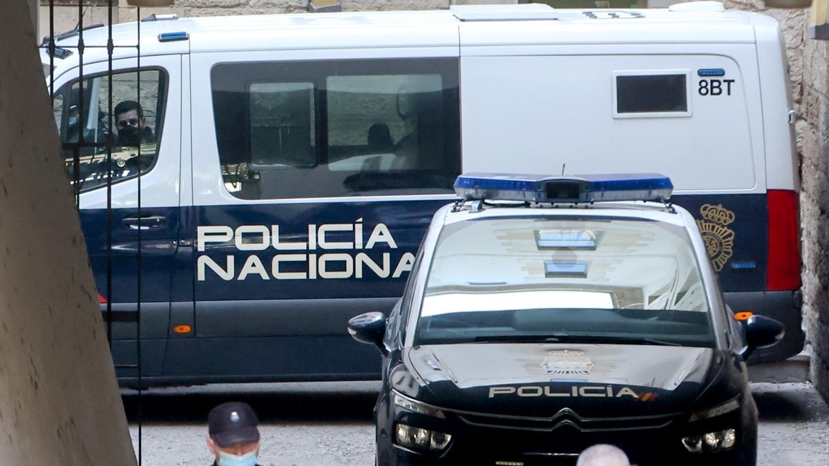 Vehículos de la Policía Nacional en los juzgados de Alicante.