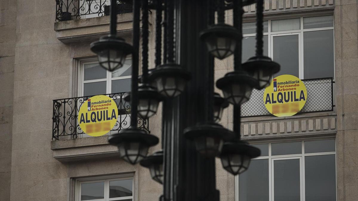 Carteles para anunciar un inmueble en alquiler en el centro de Vigo.