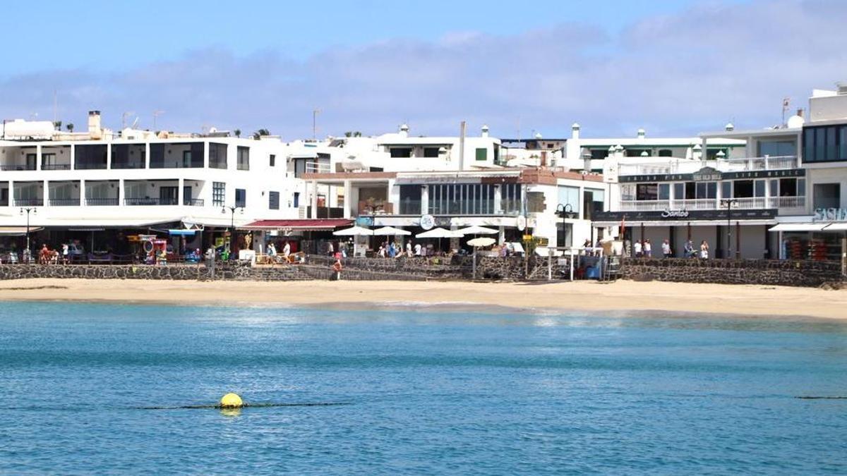 Playa del pueblo de Playa Blanca ,en el municipio de Yaiza, en el sur de Lanzarote