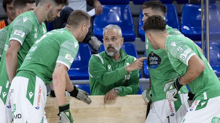 Juan Copa da instrucciones durante un tiempo muerto del partido del jueves en el Palau. |  // JAVI FERRANDIZ