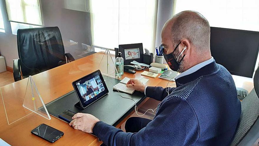 Félix Juncal, ayer en la reunión telemática desde su despacho.