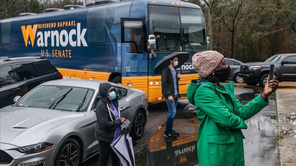 El autocar electoral del reverendo Raphael Warnock en la localidad de Culloden, Georgia, el pasado 1 de enero.