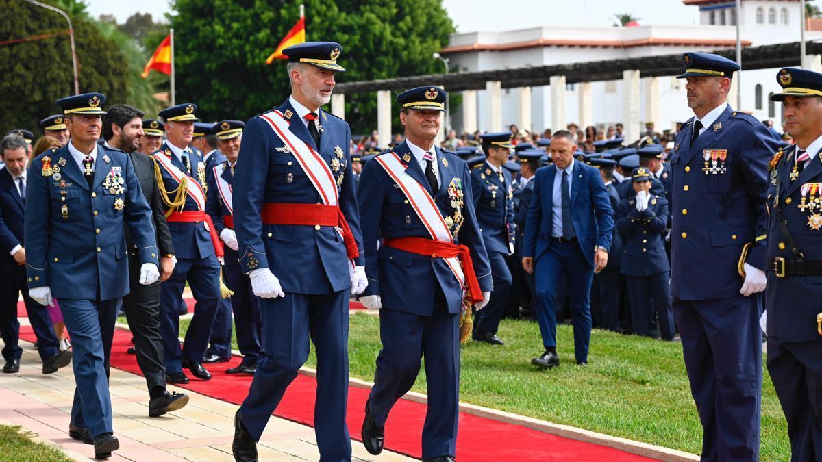 El monarca, Felipe VI, este martes en la AGA de San Javier, rodeado de militares.