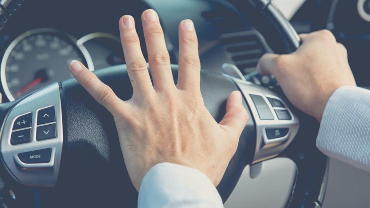 Cómo y cuándo debes usar el claxon del coche