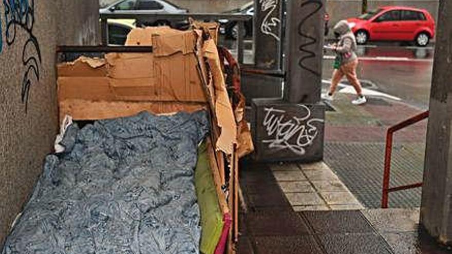 Cama donde pasa la noche un sintecho en unos soportales en Riazor.