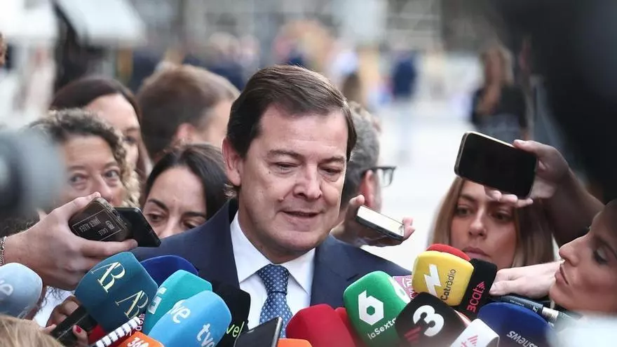 Mañueco respalda a Vivas y pide "devolver a todos los migrantes por donde han venido"