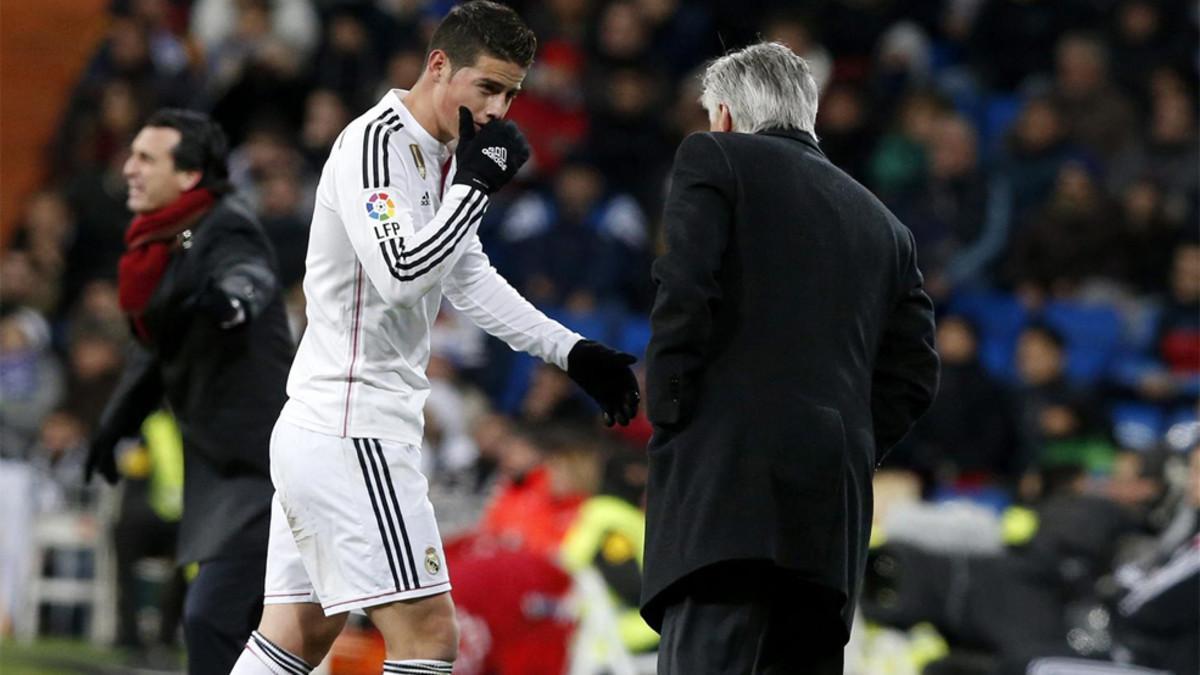 James Rodríguez y Carlo Ancelotti durante un partido del Real Madrid en la temporada 2014/15