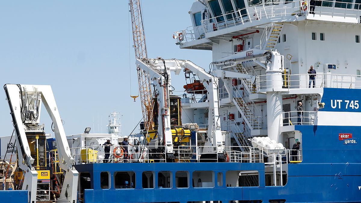 El buque “Ártabro”, durante las maniobras de desatraque del muelle del Tinglado, en Vigo.