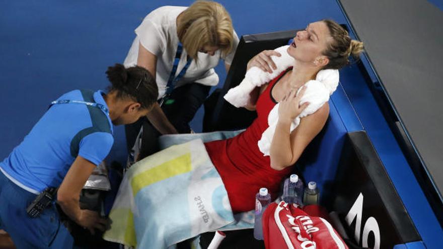 Simona Halep, atendida en la final de Australia