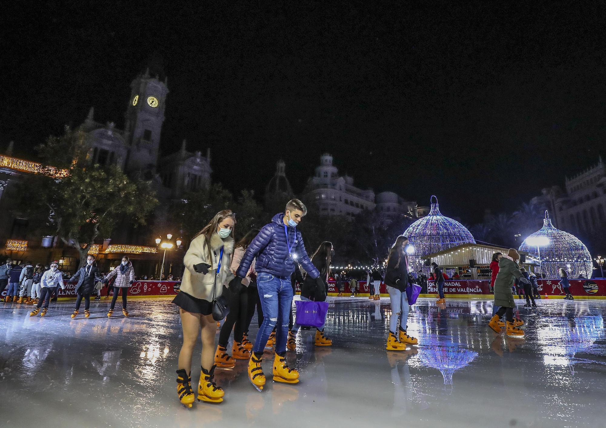 Pista de patinaje y luces de Navidad en la plaza del Ayuntamiento de València