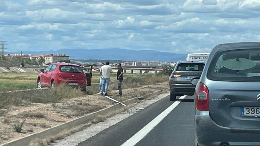 Retenciones kilométricas a la entrada de València al salirse un coche de la vía y estar a punto de caer al nuevo cauce