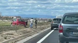 Retenciones kilométricas a la entrada de València al salirse un coche de la vía y estar a punto de caer al nuevo cauce