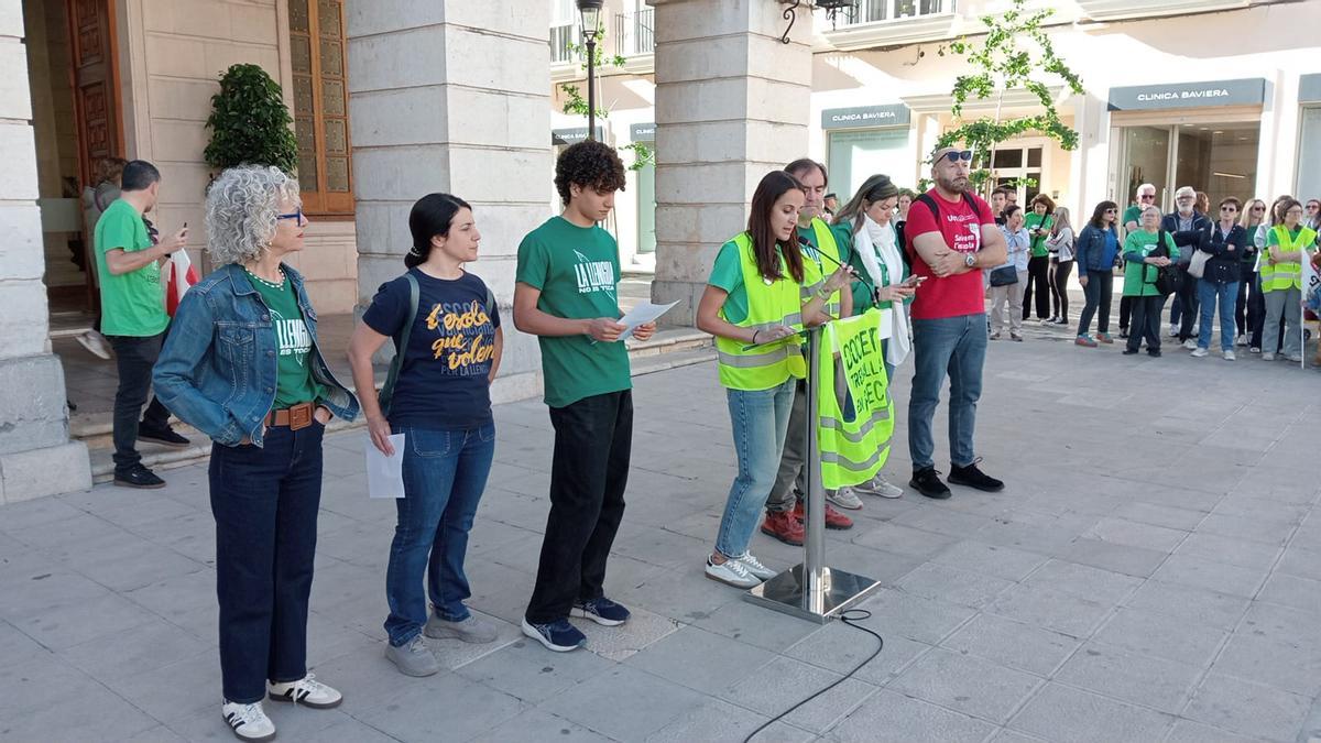 Representantes de los colectivos que apoyan la huelga, este lunes en Gandia