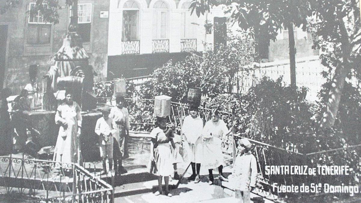 Aguadoras en la Fuente de Santo Domingo en la capital chicharrera.