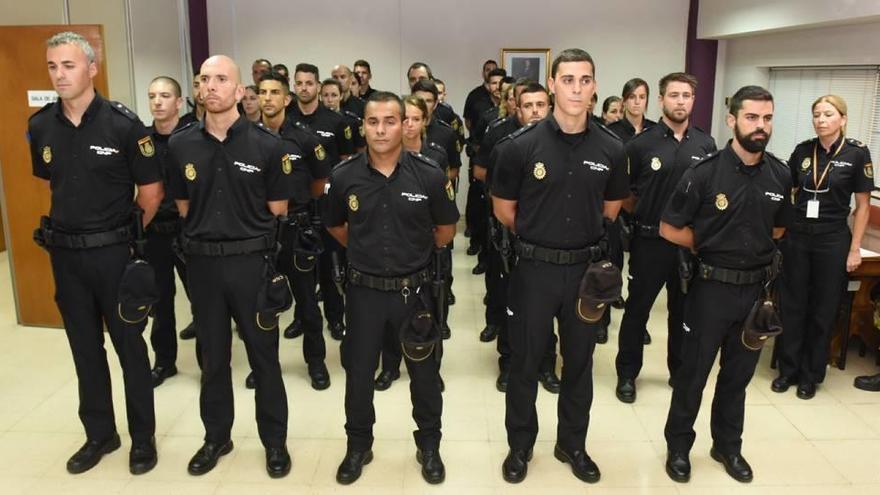 Los policías nacionales en prácticas fueron recibidos ayer en Murcia.