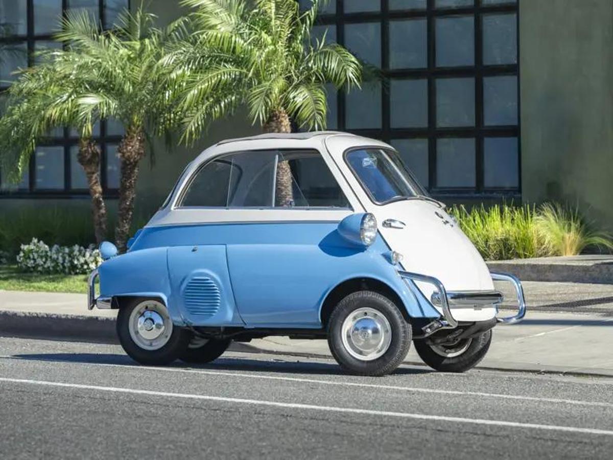 El BMW Isetta mide 2,355 metros de largo, 1,38 de ancho y 1,34 de alto. El microcoche estaba desarrollado y fabricado por la empresa italiana Iso Autoveicoli SpA, aunque no tuvo mucho éxito, y vendió la licencia a BMW en 1954.