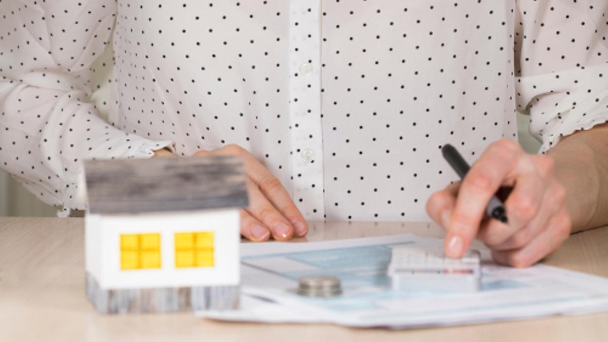 Si eres autónomo y utilizas tu vivienda como lugar de trabajo, puedes deducirte parte proporcional del IBI en la declaración de la renta.