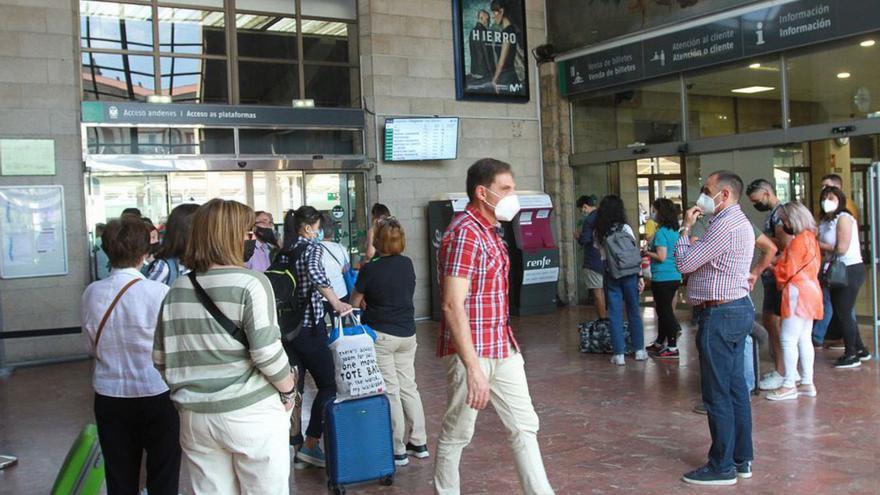 Usuarios del corredor A Coruña-Ourense dan la “bienvenida” a la ayuda del 50%