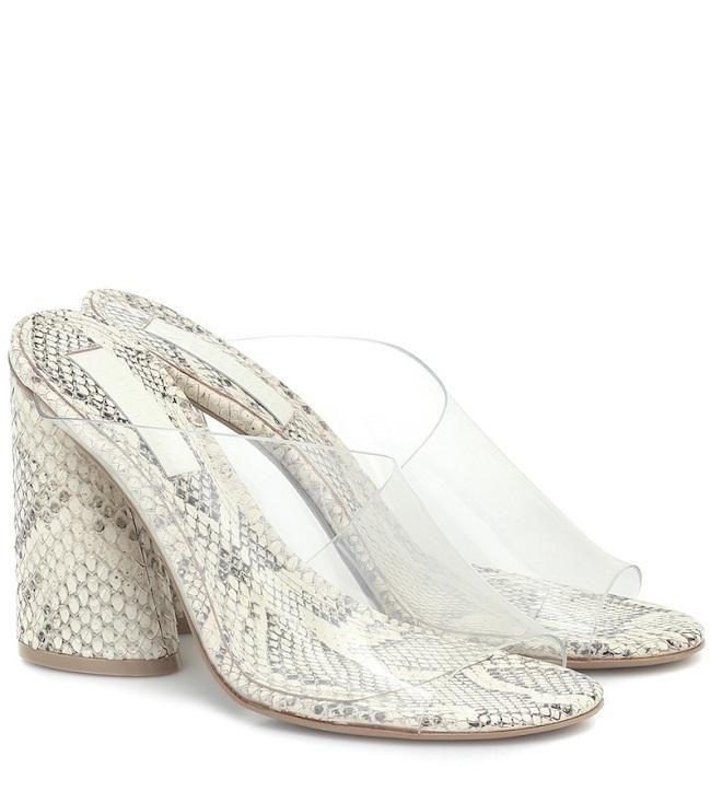 Sandalias con tira de plástico y suela y tacón de pitón, de Mercedes Castillo