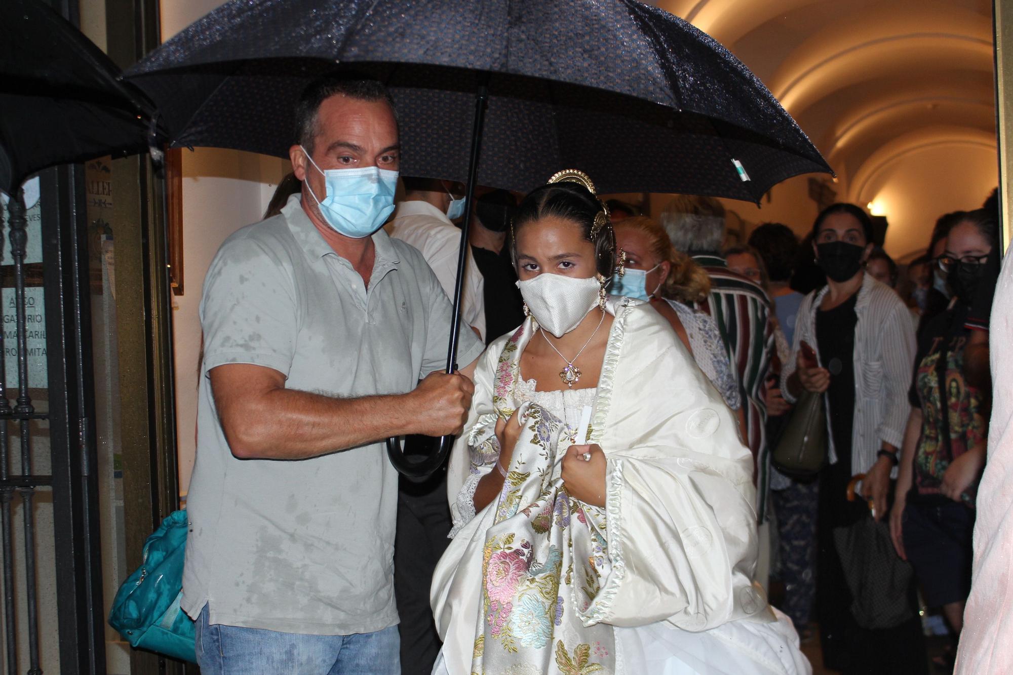 La lluvia irrumpe en la presentación de las candidatas a Falleras Mayores de València 2022