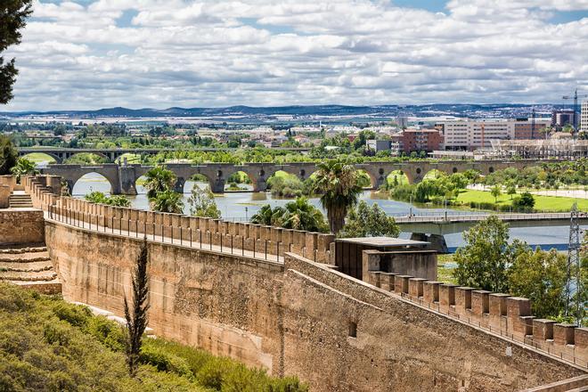 Panorama de Badajoz con vistas al río Guardiana, y las murallas de la Alcazaba.
