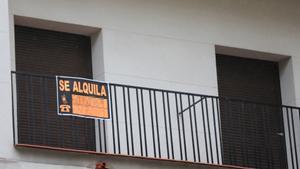 Archivo - Cartel en una terraza que anuncia el alquiler de una casa, archivo