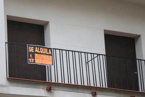 Archivo - Cartel en una terraza que anuncia el alquiler de una casa, archivo