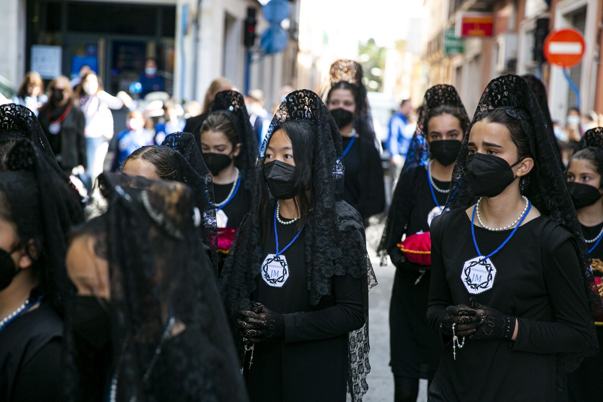 Alumnos de 3 a 16 años del colegio Jesús-María de Villafranqueza sacan seis tronos en procesión