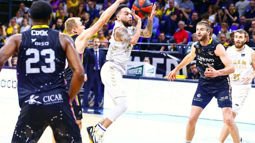 Chris Chiozza, base del UCAM Murcia, durante el partido ante el Lenovo Tenerife.  | ACB PHOTO / E. COBOS