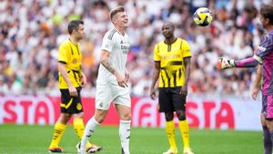 Toni Kroos, durante un momento del Corazón Classic Match en el Bernabéu.