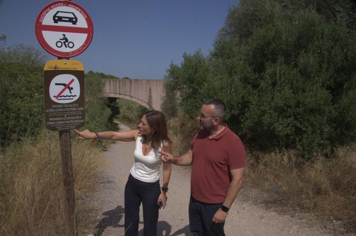 L'alcaldessa d'Almassora, Maria Tormo; i l'alcalde de Vila-real, José Benlloch, han supervisat la nova senyalització en els llocs amb risc del riu Millars.