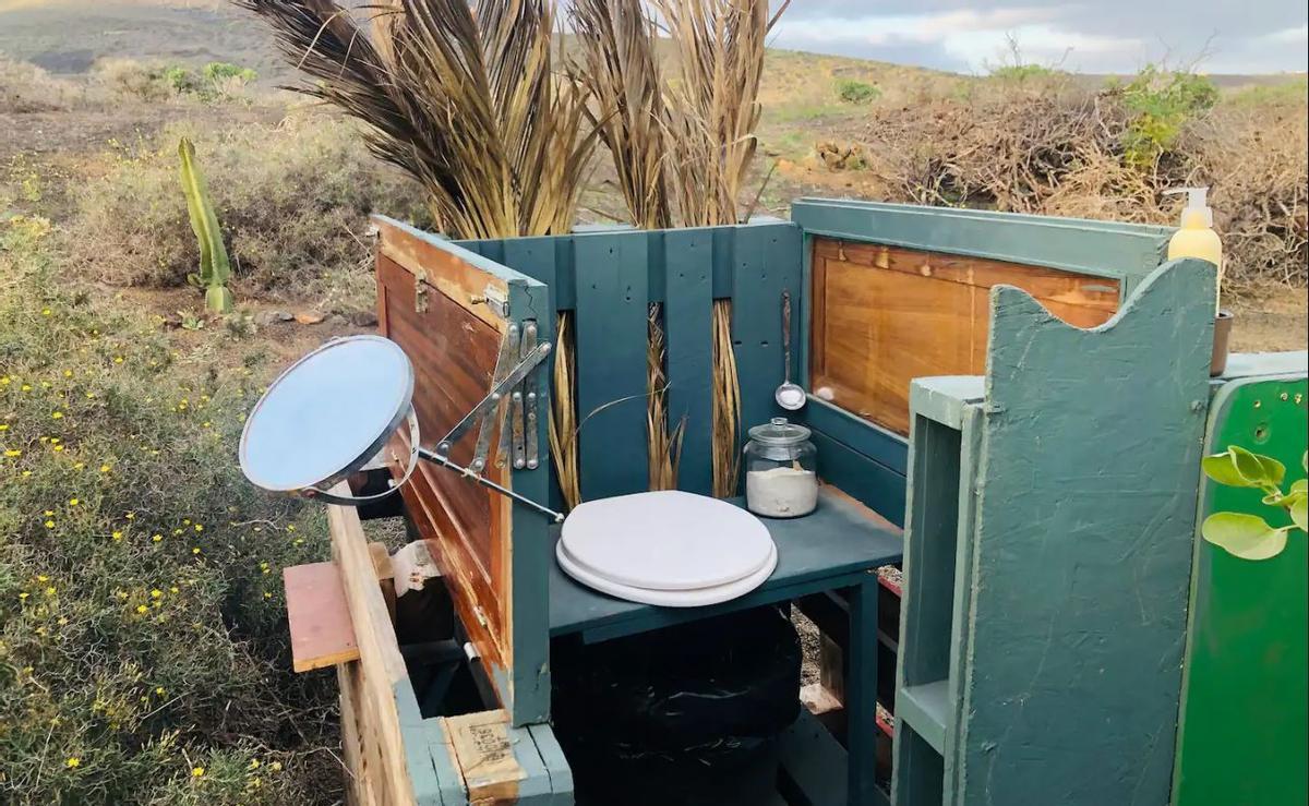 Baño de la polémica cabaña ecológica en Lanzarote.