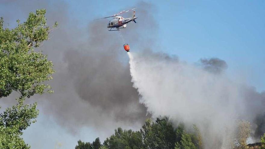 Un hidroavión apagando un fuego cerca de la A-6.