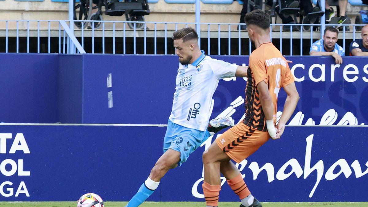Genaro Rodríguez dispara un balón ante un rival en una imagen de archivo.