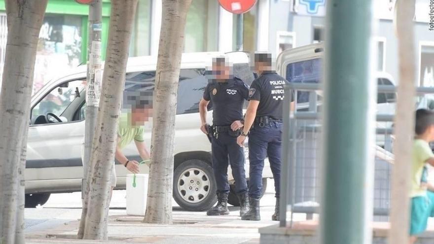 Dos agentes de la Policía Local de Murcia, patrullando por las calles.