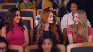 De izquierda a derecha, Lacey Chabert, Lindsay Lohan y Amanda Seyfried, en el anuncio de la cadena Wallmart.