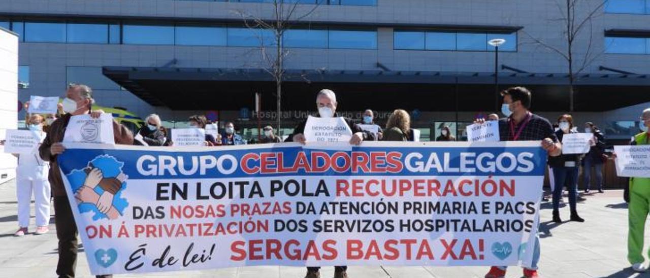 Los celadores a las puertas del Complejo Hospitalario de Ourense.   | // FERNANDO CASANOVA