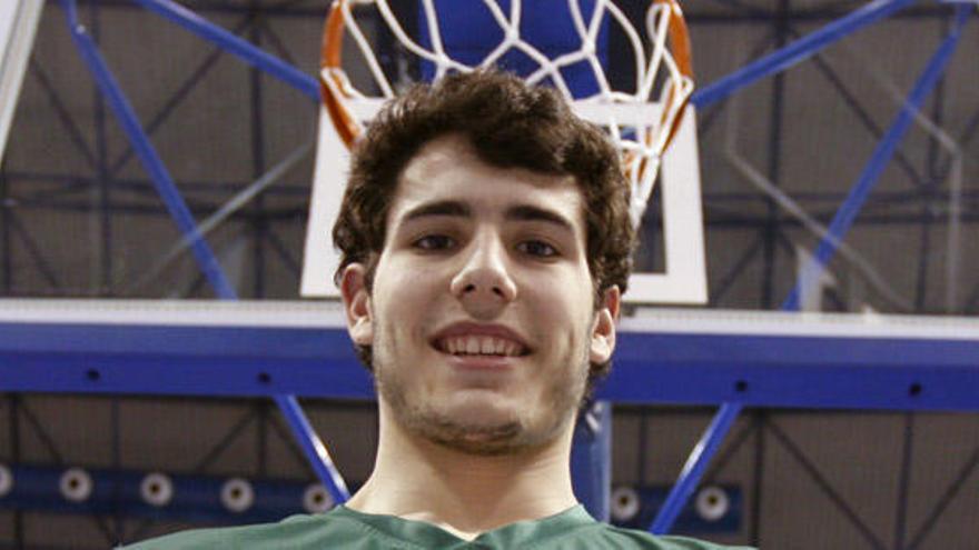 Eran otros tiempos, cuando Abrines posaba sonriente con una camiseta que quería y que deja por otra.