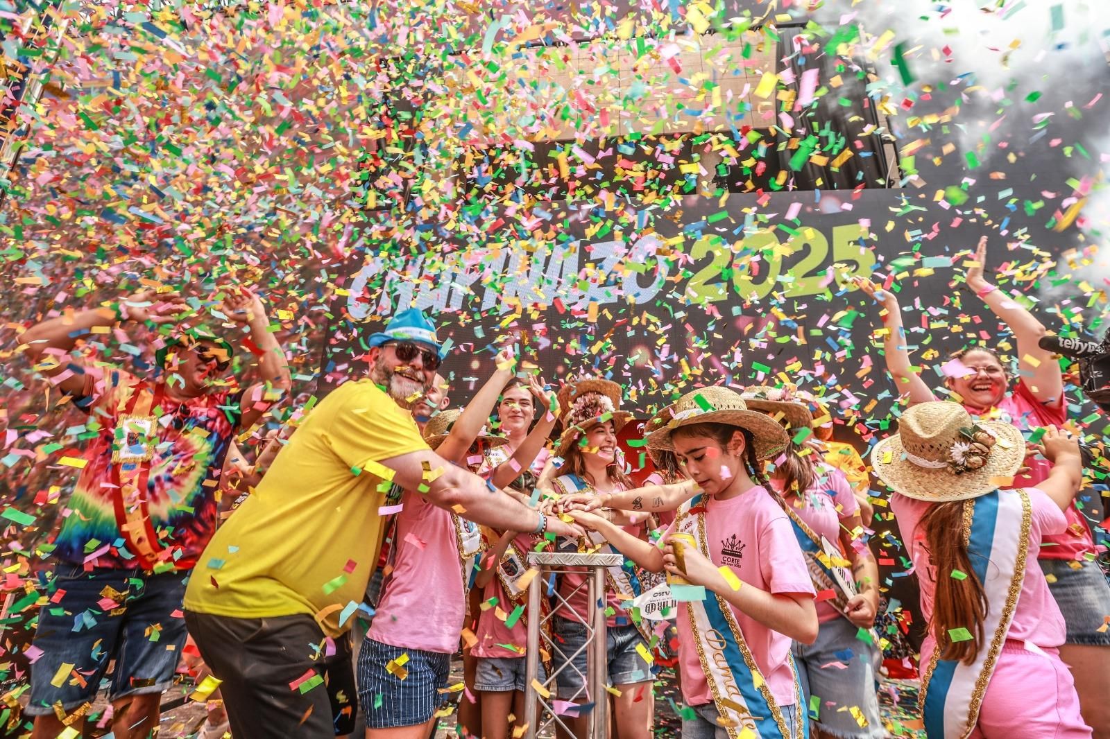 El primer Chupinazo, el de Catral, arranca el ciclo de fiestas veraniegas de los pueblos de la Vega Baja