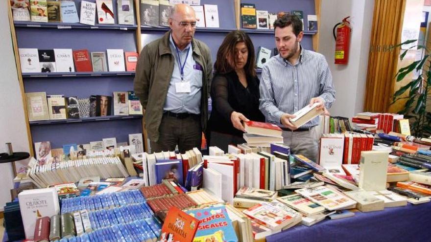 Las bibliotecas municipales cambian libros por alimentos